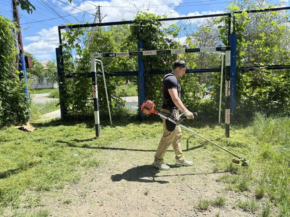 Трудовой десант. Депутаты городского парламента помогли жителям привести в порядок спортивные площадки Трудовой десант. Депутаты городского парламента помогли жителям привести в порядок спортивные площадки