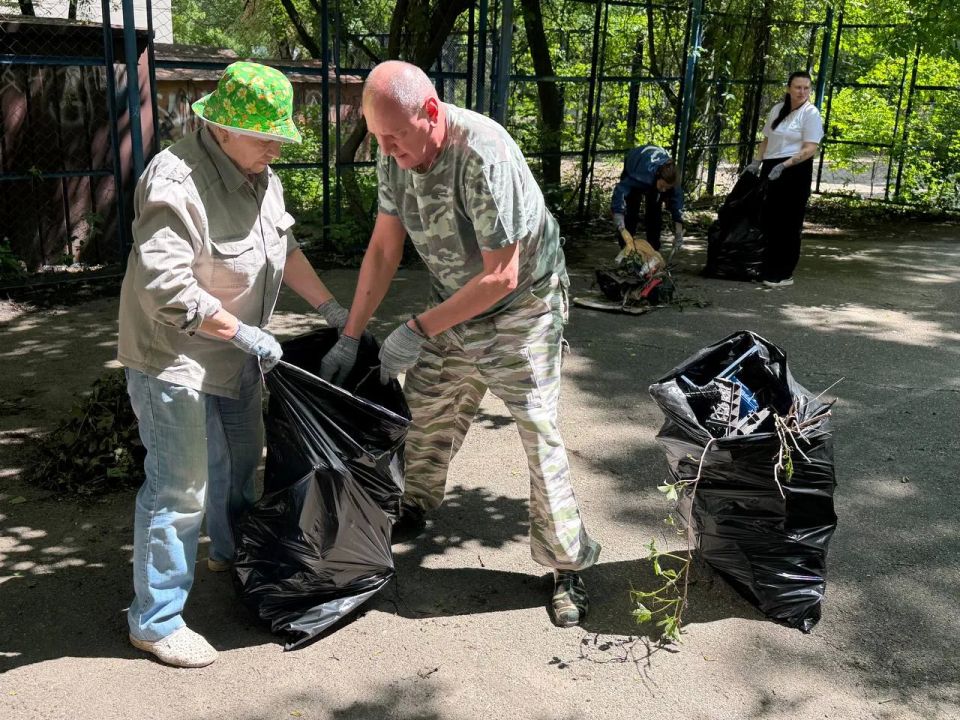 Трудовой десант. Депутаты городского парламента помогли жителям привести в порядок спортивные площадки Трудовой десант. Депутаты городского парламента помогли жителям привести в порядок спортивные площадки