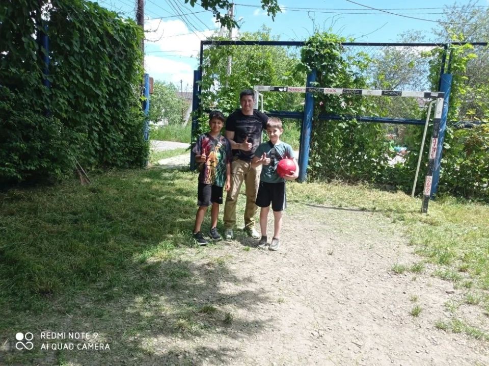 Трудовой десант. Депутаты городского парламента помогли жителям привести в порядок спортивные площадки Трудовой десант. Депутаты городского парламента помогли жителям привести в порядок спортивные площадки