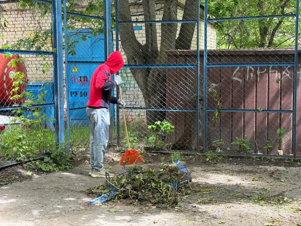 Трудовой десант. Депутаты городского парламента помогли жителям привести в порядок спортивные площадки Трудовой десант. Депутаты городского парламента помогли жителям привести в порядок спортивные площадки