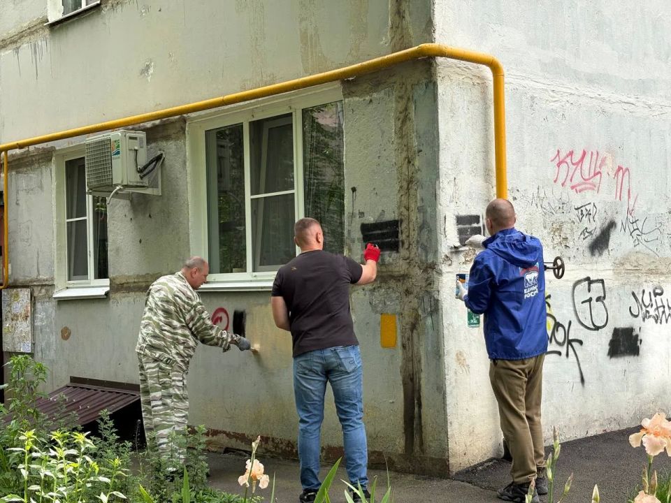 Трудовой десант. Депутаты городского парламента помогли жителям привести в порядок спортивные площадки Трудовой десант. Депутаты городского парламента помогли жителям привести в порядок спортивные площадки