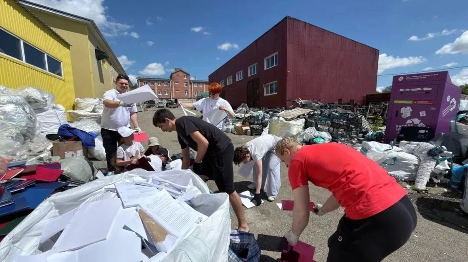 Экология – это интересно!. На днях депутаты городского парламента Александр Хусаинов и Алексей Зимин вместе с активистами местного отделения партии «Единая Россия» и неравнодушными жителями города заглянули в экоцентр, чтобы... Экология – это интересно!. На днях депутаты городского парламента Александр Хусаинов и Алексей Зимин вместе с активистами местного отделения партии «Единая Россия» и неравнодушными жителями города заглянули в экоцентр, чтобы...