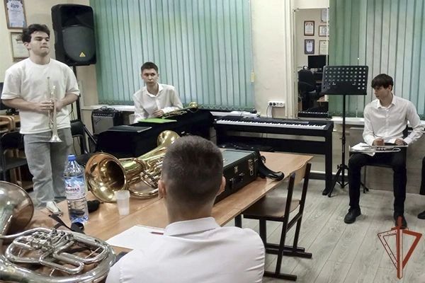 Музыканты Росгвардии проводят уникальные творческие мастер-классы для учеников музыкальных школ Кавминвод Музыканты Росгвардии проводят уникальные творческие мастер-классы для учеников музыкальных школ Кавминвод