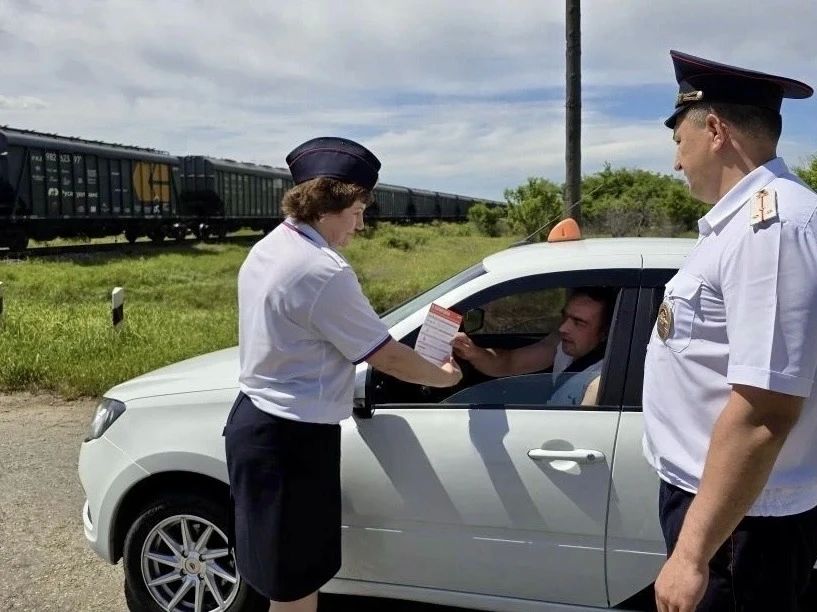На Ставрополье автоинспекторы провели профилактические акции по безопасности на железнодорожных переездах На Ставрополье автоинспекторы провели профилактические акции по безопасности на железнодорожных переездах