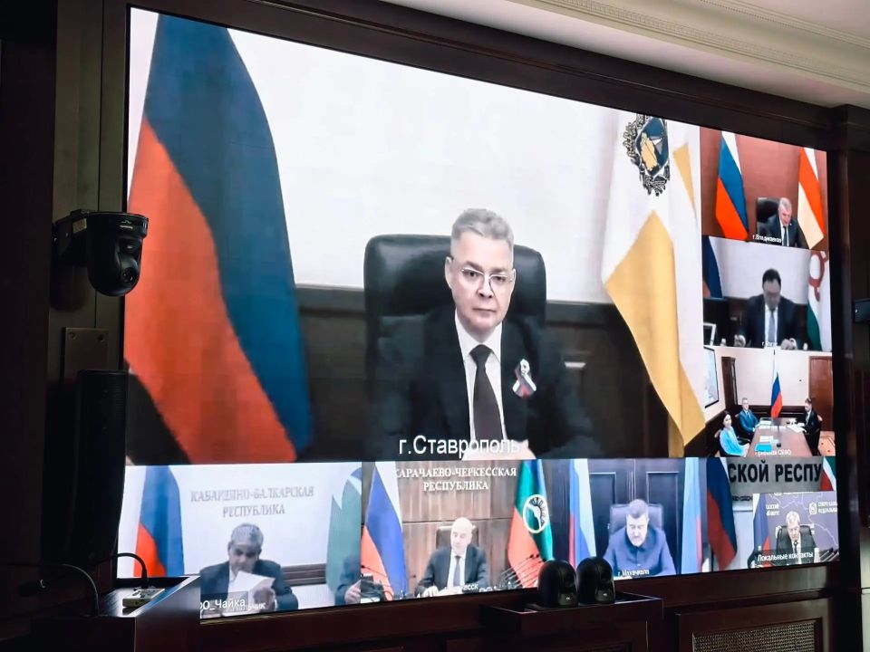 Сегодня в Пятигорске полномочный представитель Президента Российской Федерации в Северо-Кавказском федеральном округе Юрий Чайка провел заседание межведомственной рабочей группы по противодействию незаконным финансовым... Сегодня в Пятигорске полномочный представитель Президента Российской Федерации в Северо-Кавказском федеральном округе Юрий Чайка провел заседание межведомственной рабочей группы по противодействию незаконным финансовым...