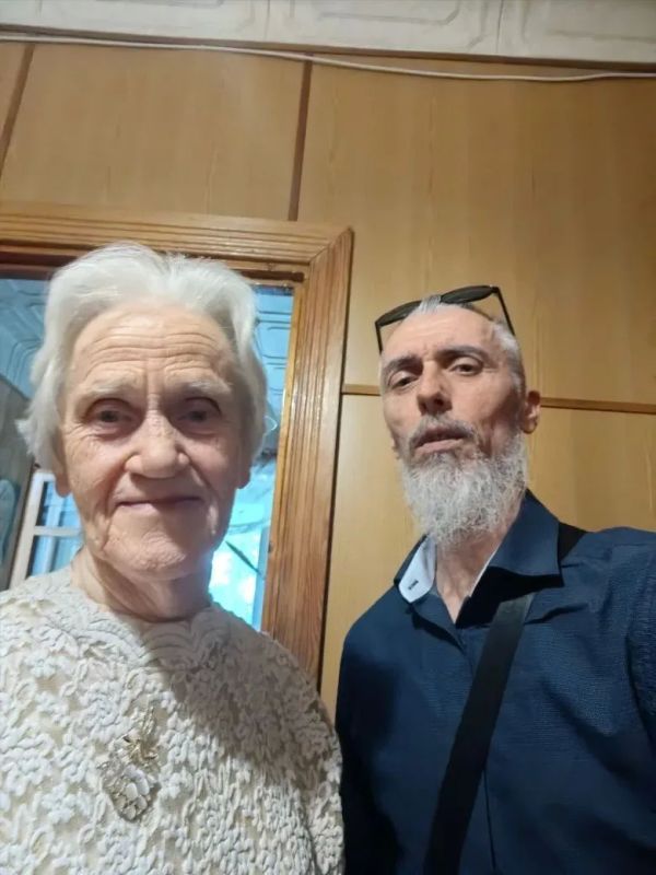 Ессентукские председатели ТОС и сотрудники администрации поздравляют именинников Ессентукские председатели ТОС и сотрудники администрации поздравляют именинников