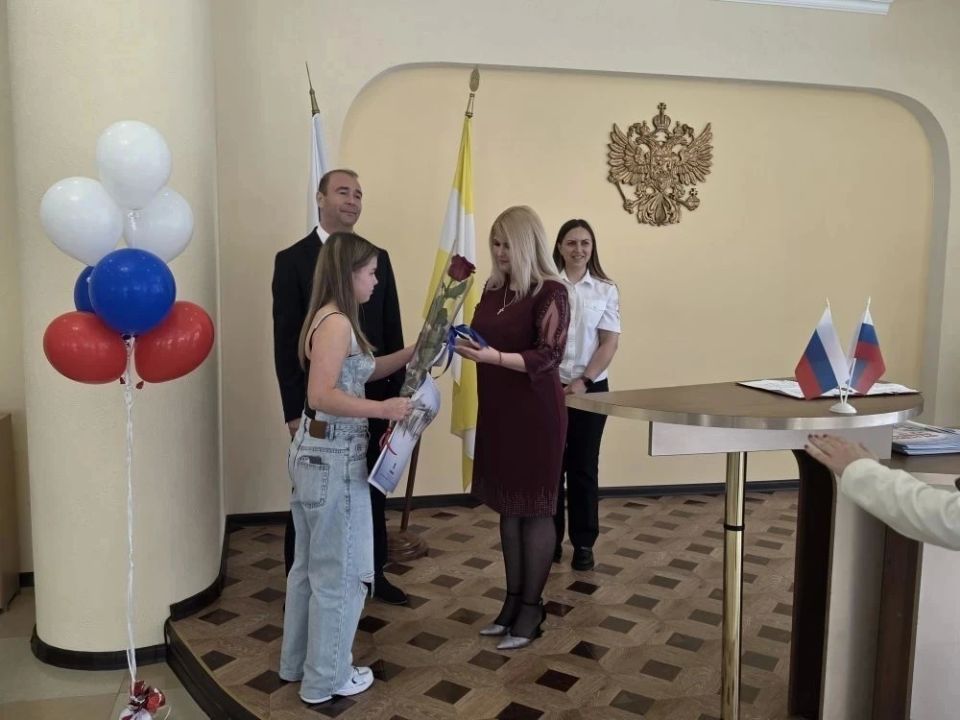 Семеро подростков получили первые паспорта накануне Дня России Семеро подростков получили первые паспорта накануне Дня России