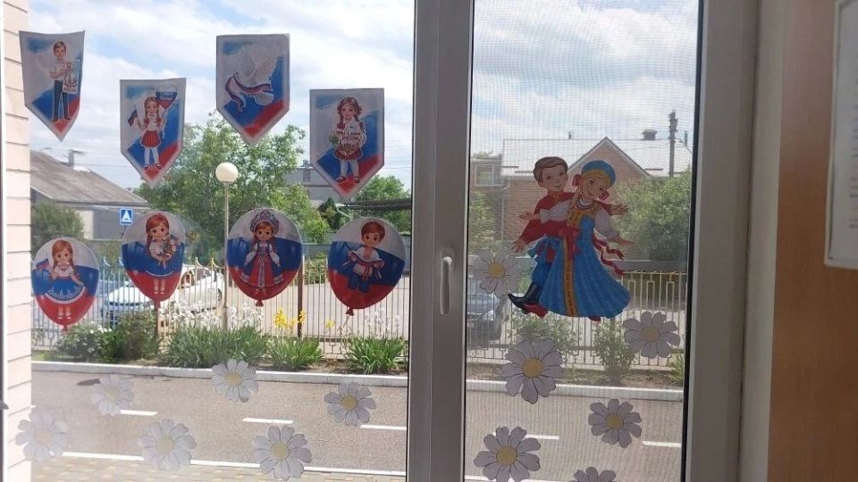 Ессентукские детские сады и школы присоединились к акции «Окна России» - украсили окна патриотическими рисунками и аппликациями Ессентукские детские сады и школы присоединились к акции «Окна России» - украсили окна патриотическими рисунками и аппликациями