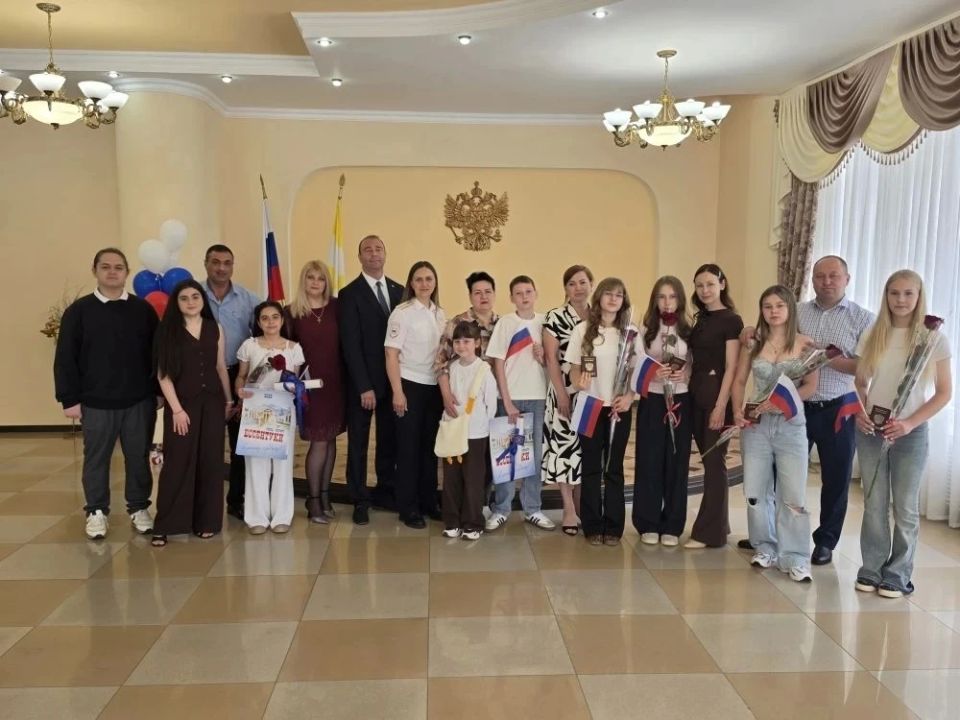Семеро подростков получили первые паспорта накануне Дня России Семеро подростков получили первые паспорта накануне Дня России