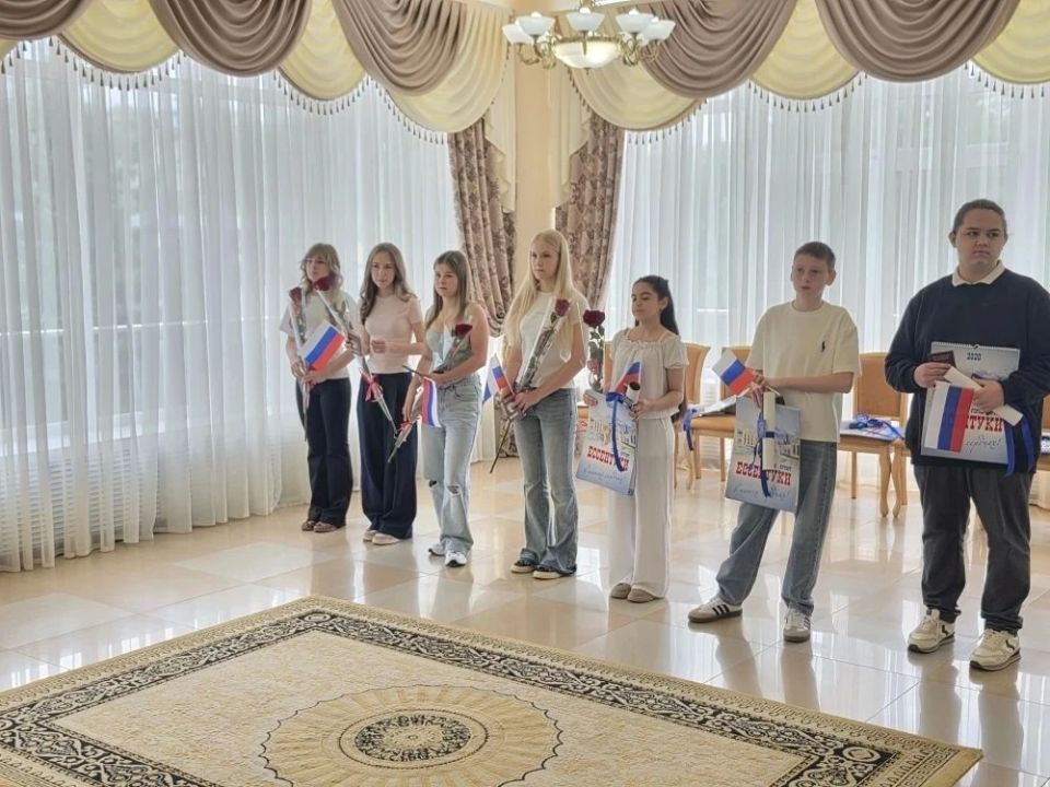Семеро подростков получили первые паспорта накануне Дня России Семеро подростков получили первые паспорта накануне Дня России
