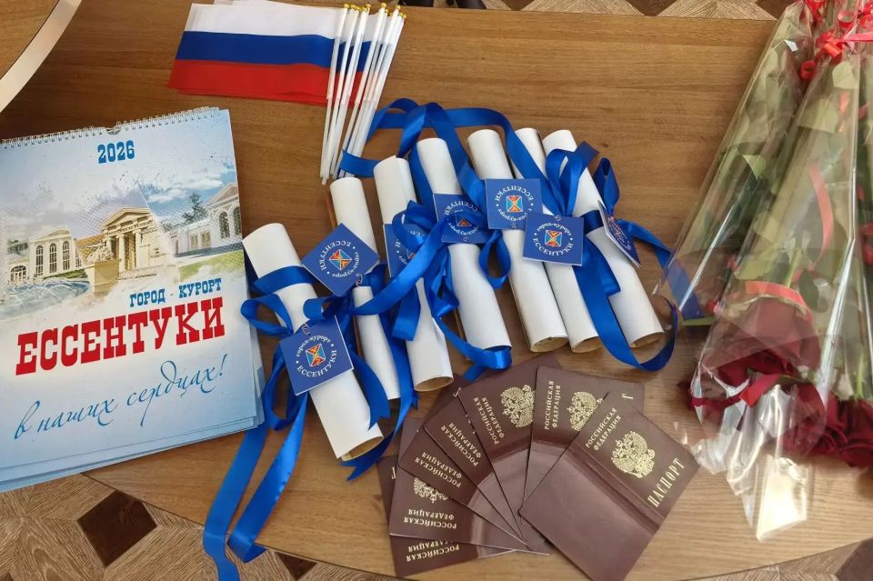 Семеро подростков получили первые паспорта накануне Дня России
