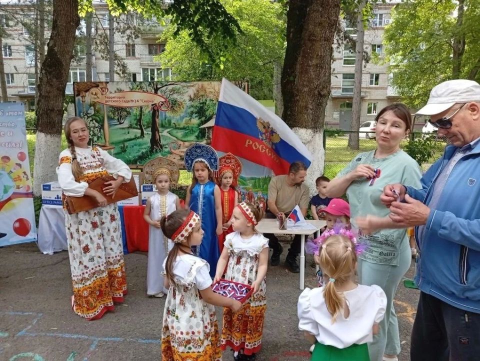 Детский сад №14 «Сказка» города Ессентуки в преддверии Дня России провел благотворительную акцию Детский сад №14 «Сказка» города Ессентуки в преддверии Дня России провел благотворительную акцию