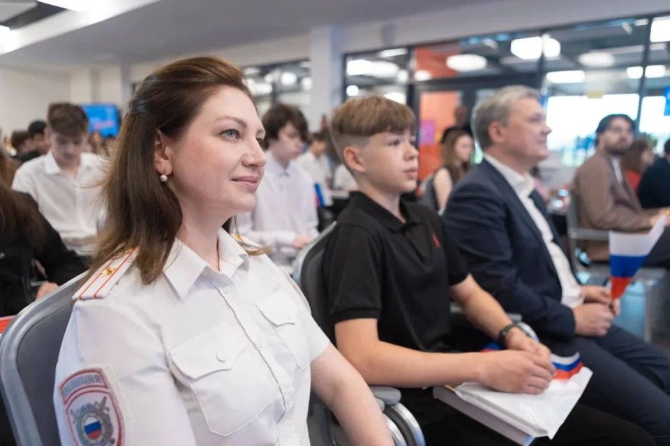 Дмитрий Ворошилов: Сегодня у 23 пятигорских школьников важное событие: они впервые в жизни получили паспорт - главный документ гражданина России Дмитрий Ворошилов: Сегодня у 23 пятигорских школьников важное событие: они впервые в жизни получили паспорт - главный документ гражданина России