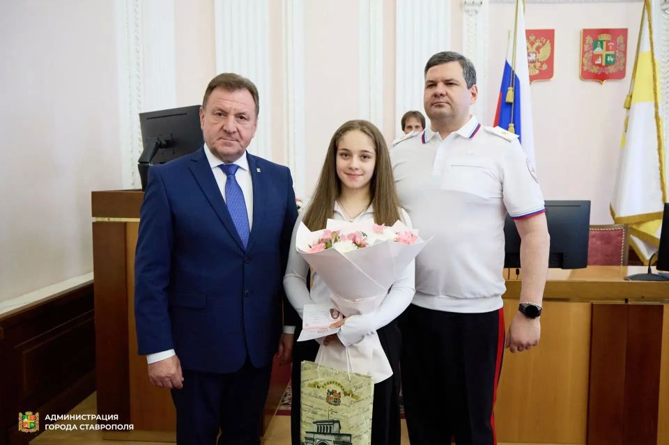 Торжественная церемония вручения паспортов молодым жителям города прошла в Ставрополе Торжественная церемония вручения паспортов молодым жителям города прошла в Ставрополе