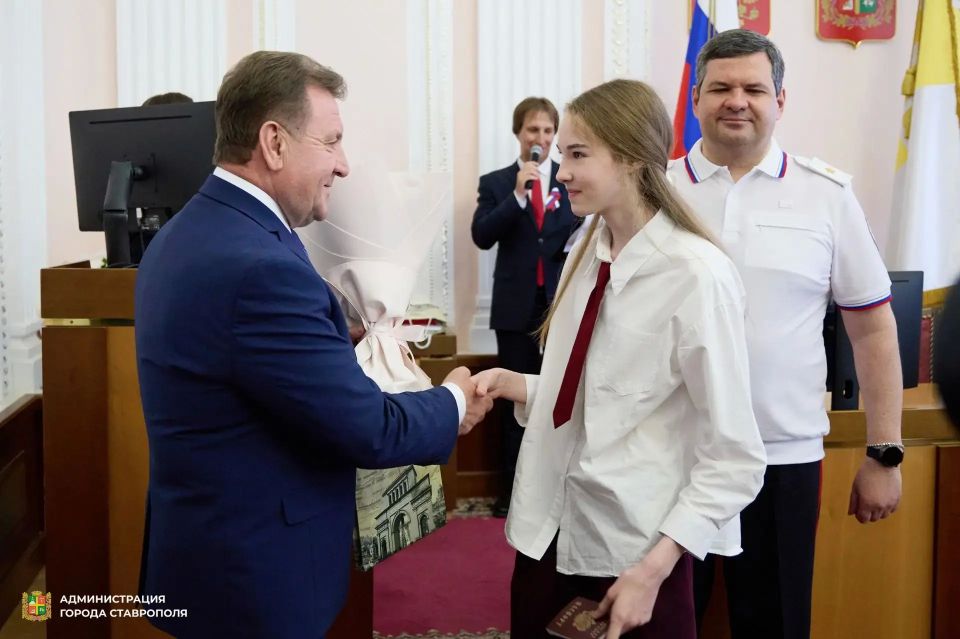 Торжественная церемония вручения паспортов молодым жителям города прошла в Ставрополе Торжественная церемония вручения паспортов молодым жителям города прошла в Ставрополе