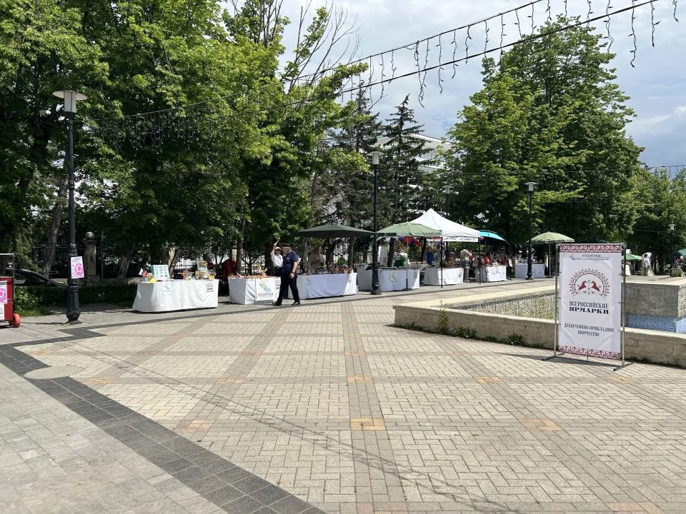 Сегодня на городской ярмарке жители и гости города вместе отметили День России Сегодня на городской ярмарке жители и гости города вместе отметили День России
