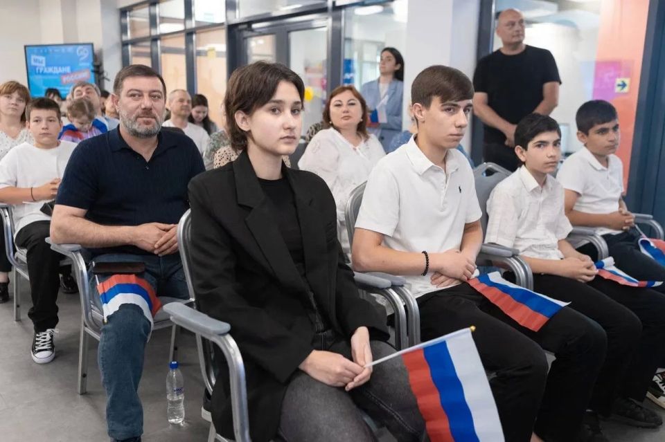 Дмитрий Ворошилов: Сегодня у 23 пятигорских школьников важное событие: они впервые в жизни получили паспорт - главный документ гражданина России Дмитрий Ворошилов: Сегодня у 23 пятигорских школьников важное событие: они впервые в жизни получили паспорт - главный документ гражданина России