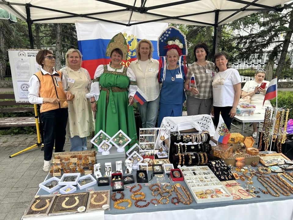 Сегодня на городской ярмарке жители и гости города вместе отметили День России Сегодня на городской ярмарке жители и гости города вместе отметили День России