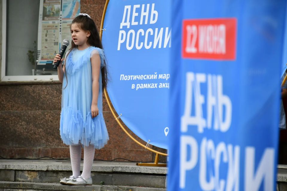 Рисуем Россию, поем о России, изучаем народные промыслы и читаем стихи Рисуем Россию, поем о России, изучаем народные промыслы и читаем стихи
