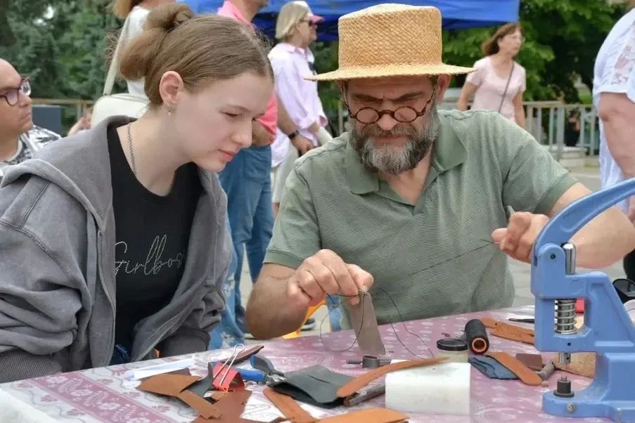 Дмитрий Ворошилов: Сегодня в центре города развернулась Ярмарка ремесел, где лучшие мастера и мастерицы со всего Ставропольского края показали результаты своего труда и мастер-классы по основам традиционных народных промыслов Дмитрий Ворошилов: Сегодня в центре города развернулась Ярмарка ремесел, где лучшие мастера и мастерицы со всего Ставропольского края показали результаты своего труда и мастер-классы по основам традиционных народных промыслов