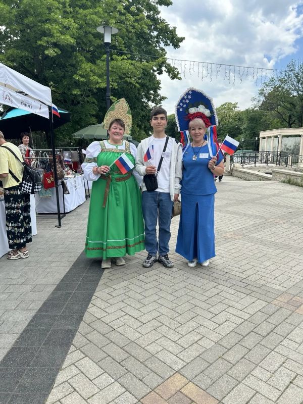 Сегодня на городской ярмарке жители и гости города вместе отметили День России Сегодня на городской ярмарке жители и гости города вместе отметили День России