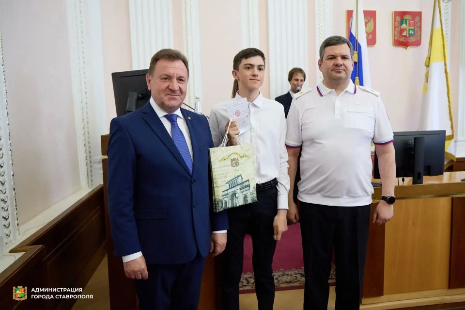 Торжественная церемония вручения паспортов молодым жителям города прошла в Ставрополе Торжественная церемония вручения паспортов молодым жителям города прошла в Ставрополе