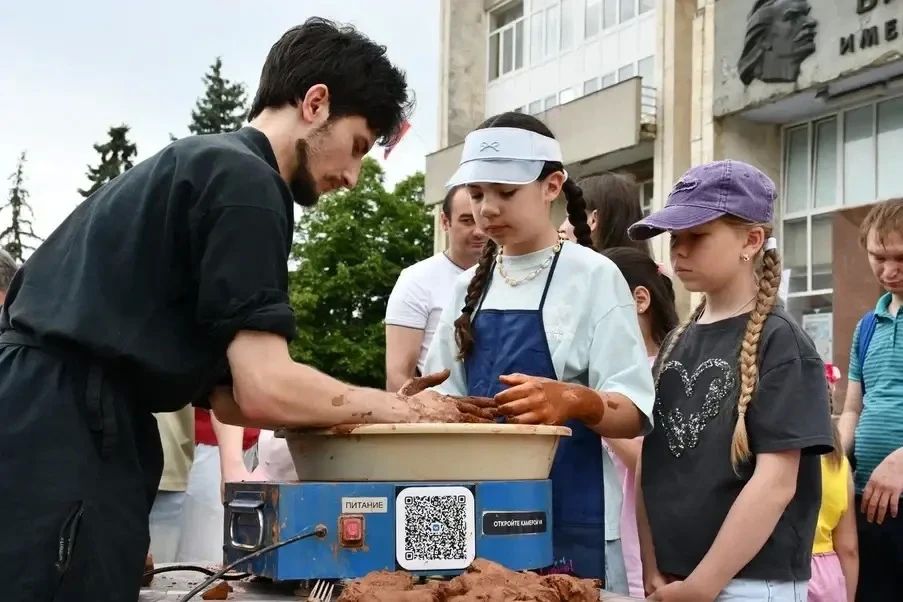 Дмитрий Ворошилов: Сегодня в центре города развернулась Ярмарка ремесел, где лучшие мастера и мастерицы со всего Ставропольского края показали результаты своего труда и мастер-классы по основам традиционных народных промыслов Дмитрий Ворошилов: Сегодня в центре города развернулась Ярмарка ремесел, где лучшие мастера и мастерицы со всего Ставропольского края показали результаты своего труда и мастер-классы по основам традиционных народных промыслов