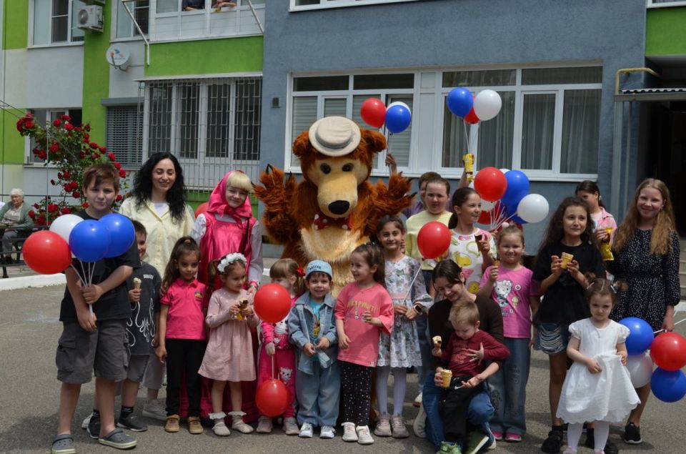 «Кисловодск — город твоего детства»: жители отметили День России большим семейным праздником «Кисловодск — город твоего детства»: жители отметили День России большим семейным праздником