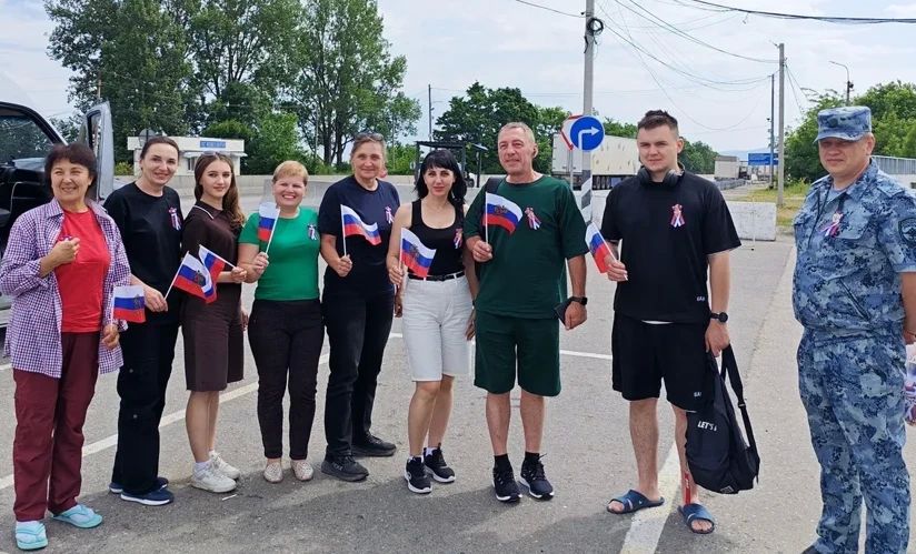 На Северном Кавказе автоинспекторы в День России поздравляли водителей и пассажиров На Северном Кавказе автоинспекторы в День России поздравляли водителей и пассажиров