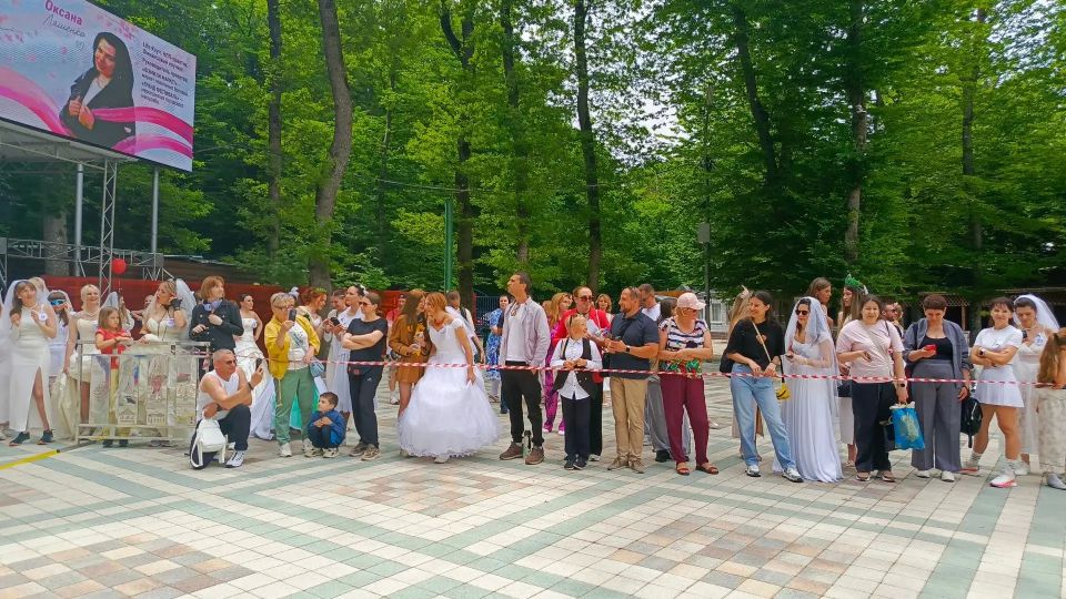 Первый в истории Ставрополя забег невест проходит в парке Победы Первый в истории Ставрополя забег невест проходит в парке Победы
