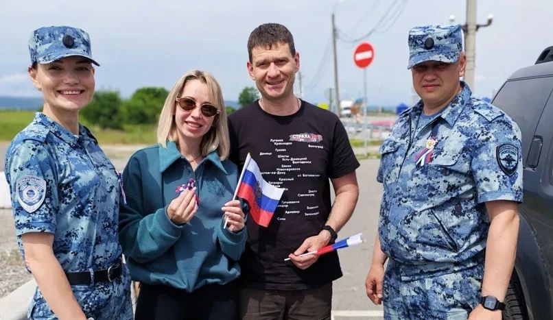 На Северном Кавказе автоинспекторы в День России поздравляли водителей и пассажиров На Северном Кавказе автоинспекторы в День России поздравляли водителей и пассажиров