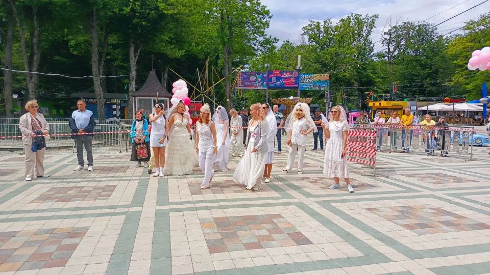 Первый в истории Ставрополя забег невест проходит в парке Победы Первый в истории Ставрополя забег невест проходит в парке Победы