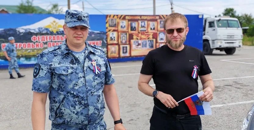 На Северном Кавказе автоинспекторы в День России поздравляли водителей и пассажиров На Северном Кавказе автоинспекторы в День России поздравляли водителей и пассажиров