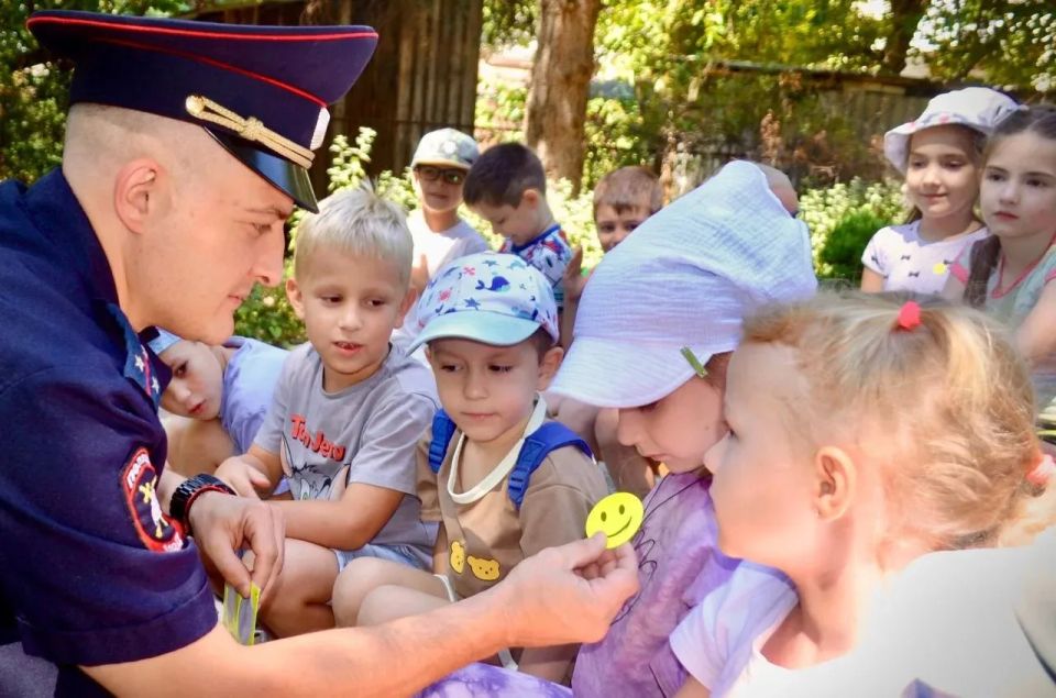В Железноводске автоинспекторы проводят экспресс-уроки дорожной безопасности в дошкольных учреждениях города В Железноводске автоинспекторы проводят экспресс-уроки дорожной безопасности в дошкольных учреждениях города