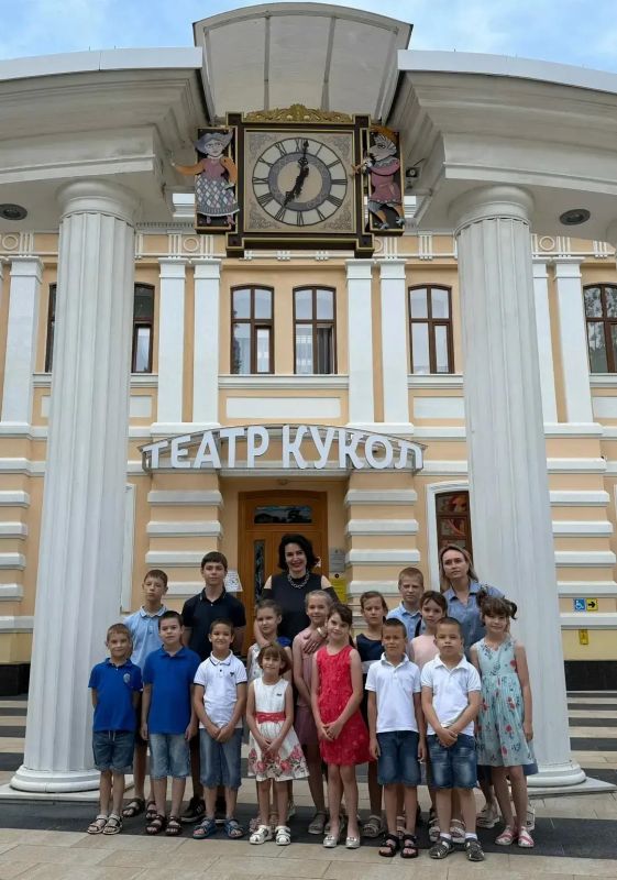 Министр физической культуры и спорта вместе с воспитанниками подшефного министерству социально-реабилитационного центра для несовершеннолетних села Тищенского Изобильненского округа посетили Ставропольский краевой театр кукол Министр физической культуры и спорта вместе с воспитанниками подшефного министерству социально-реабилитационного центра для несовершеннолетних села Тищенского Изобильненского округа посетили Ставропольский краевой театр кукол