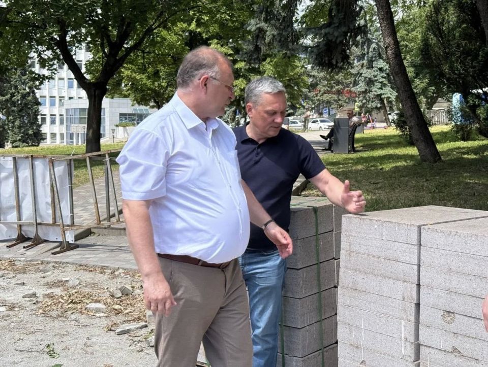 Дмитрий Ворошилов: В рамках программы «Формирование комфортной городской среды» в этом году идут работы по реконструкции главного городского фонтана на площади Ленина Дмитрий Ворошилов: В рамках программы «Формирование комфортной городской среды» в этом году идут работы по реконструкции главного городского фонтана на площади Ленина