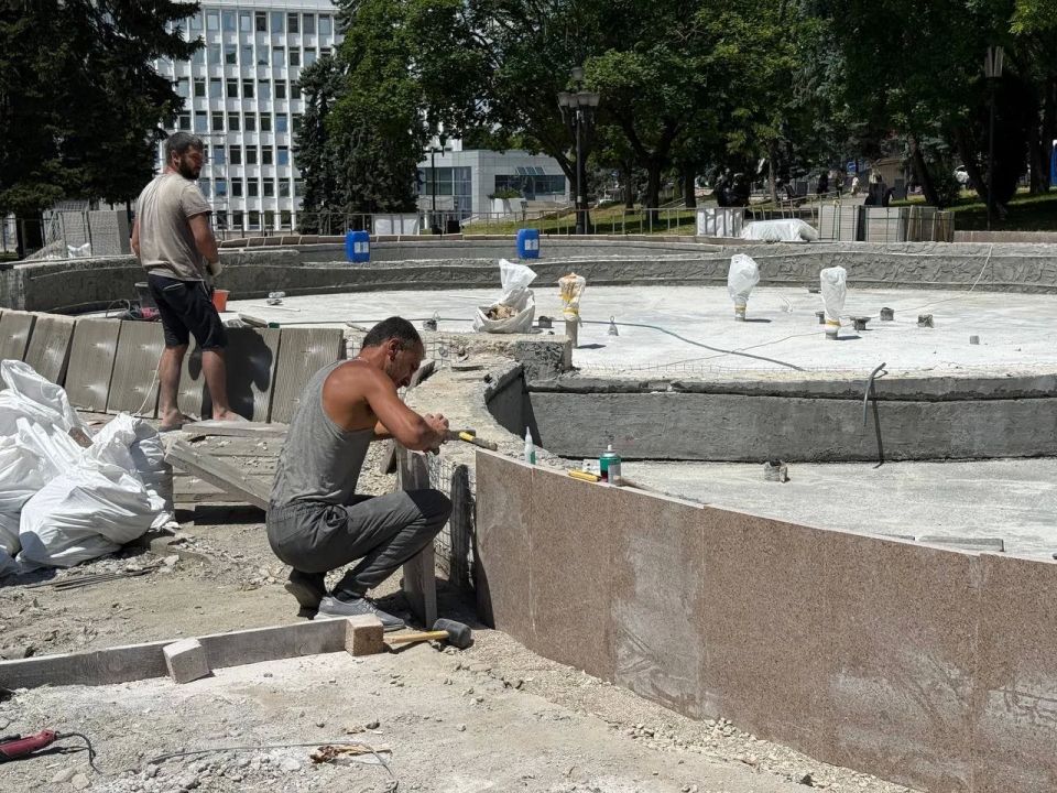 Дмитрий Ворошилов: В рамках программы «Формирование комфортной городской среды» в этом году идут работы по реконструкции главного городского фонтана на площади Ленина Дмитрий Ворошилов: В рамках программы «Формирование комфортной городской среды» в этом году идут работы по реконструкции главного городского фонтана на площади Ленина