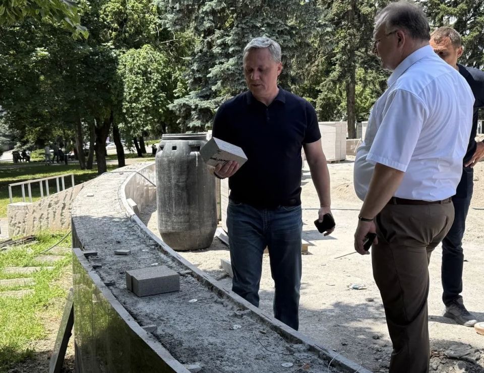 Дмитрий Ворошилов: В рамках программы «Формирование комфортной городской среды» в этом году идут работы по реконструкции главного городского фонтана на площади Ленина Дмитрий Ворошилов: В рамках программы «Формирование комфортной городской среды» в этом году идут работы по реконструкции главного городского фонтана на площади Ленина