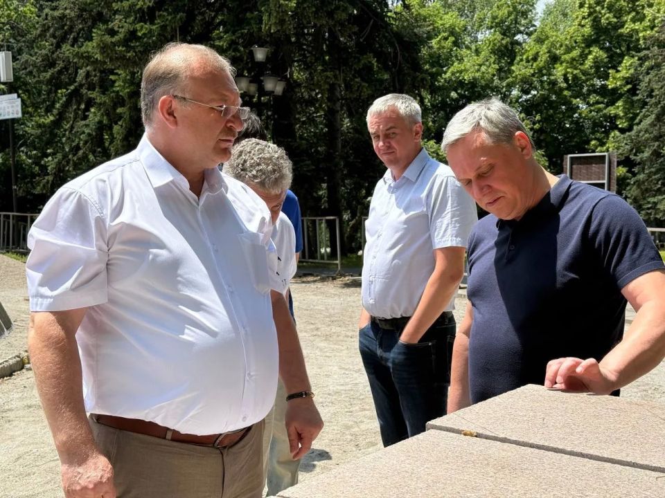 Дмитрий Ворошилов: В рамках программы «Формирование комфортной городской среды» в этом году идут работы по реконструкции главного городского фонтана на площади Ленина Дмитрий Ворошилов: В рамках программы «Формирование комфортной городской среды» в этом году идут работы по реконструкции главного городского фонтана на площади Ленина