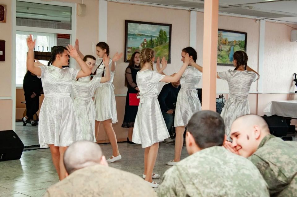 В военном госпитале в Ставрополе для участников СВО выступили артисты Дома офицеров Ставропольского гарнизона Южного военного округа совместно с творческими коллективами края