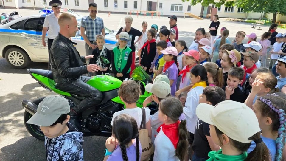 В пришкольных лагерях Пятигорска продолжаются уроки безопасности для юных участников дорожного движения В пришкольных лагерях Пятигорска продолжаются уроки безопасности для юных участников дорожного движения