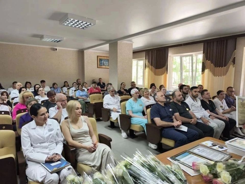 Глава города Владимир Крутников поздравил ессентукских медиков Глава города Владимир Крутников поздравил ессентукских медиков