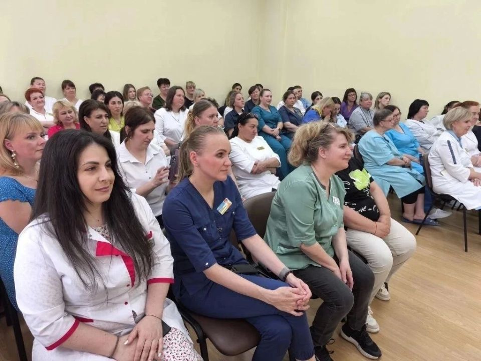 Глава города Владимир Крутников поздравил ессентукских медиков Глава города Владимир Крутников поздравил ессентукских медиков