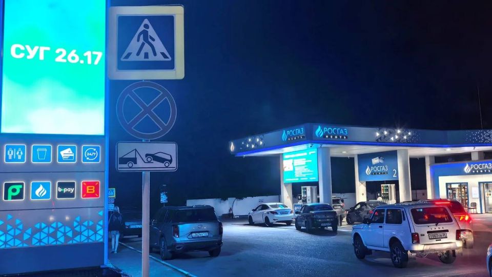 Ажиотажный спрос привел к очередям и дефициту топлива на АЗС Ставрополя Ажиотажный спрос привел к очередям и дефициту топлива на АЗС Ставрополя