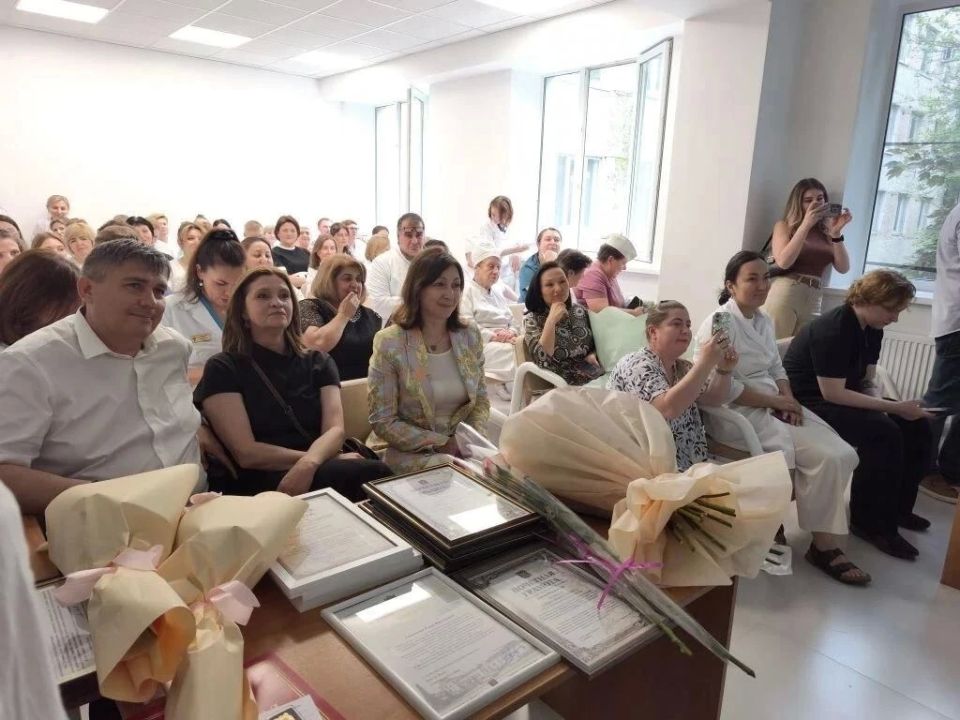 Глава города Владимир Крутников поздравил ессентукских медиков Глава города Владимир Крутников поздравил ессентукских медиков