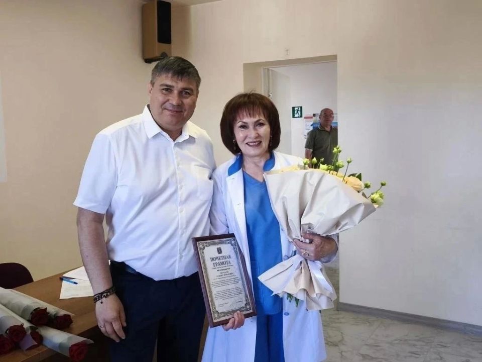 Глава города Владимир Крутников поздравил ессентукских медиков Глава города Владимир Крутников поздравил ессентукских медиков