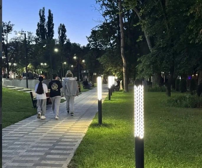 Сквер Декабристов в Ставрополе осветили дизайнерские фонари