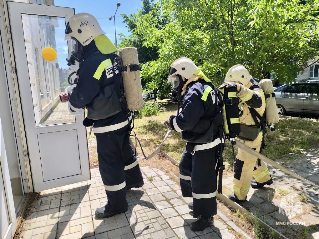 В Ипатово огнеборцы МЧС Ставрополья успешно ликвидировали условный пожар в больнице В Ипатово огнеборцы МЧС Ставрополья успешно ликвидировали условный пожар в больнице
