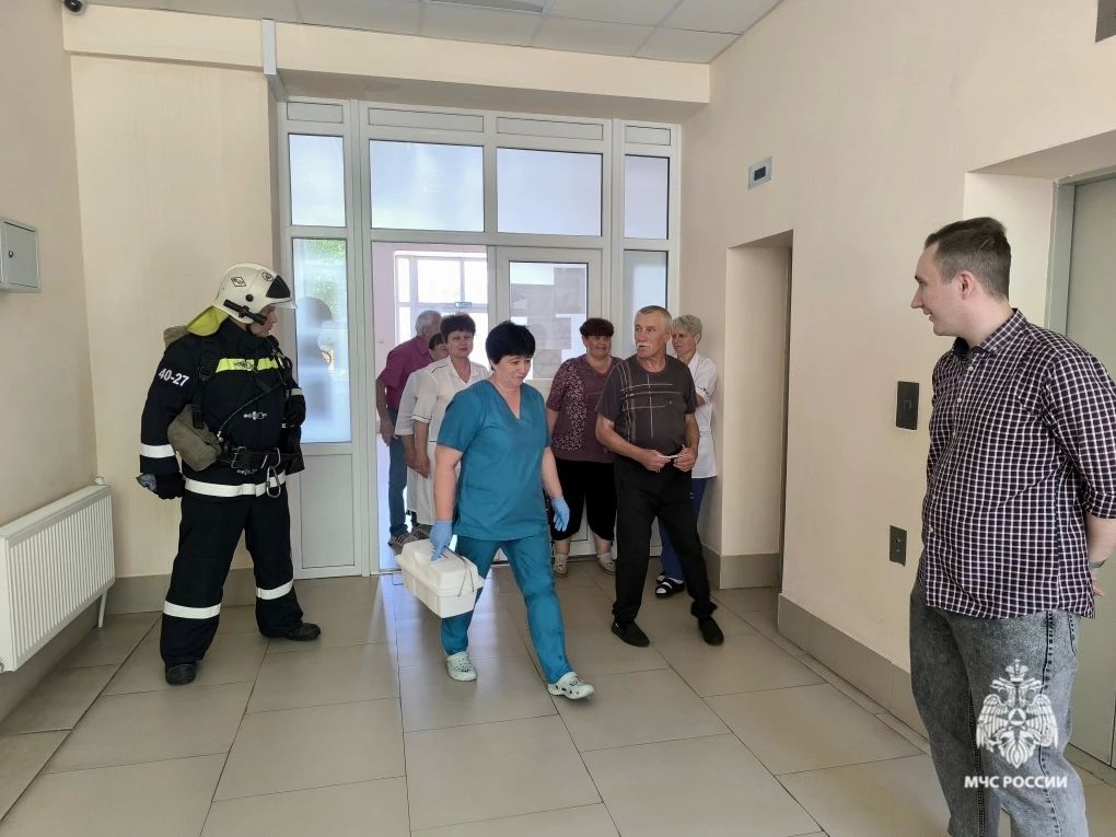 В Ипатово огнеборцы МЧС Ставрополья успешно ликвидировали условный пожар в больнице В Ипатово огнеборцы МЧС Ставрополья успешно ликвидировали условный пожар в больнице