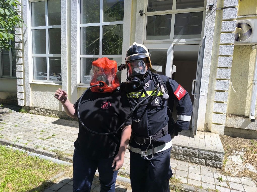 В Ипатово огнеборцы МЧС Ставрополья успешно ликвидировали условный пожар в больнице В Ипатово огнеборцы МЧС Ставрополья успешно ликвидировали условный пожар в больнице